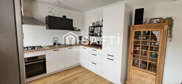 Apparemment en duplex 2 chambres salle de bains cuisine aménagée et équipée 1 place de parking