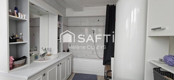 Apparemment en duplex 2 chambres salle de bains cuisine aménagée et équipée 1 place de parking