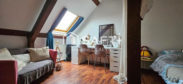 Apparemment en duplex 2 chambres salle de bains cuisine aménagée et équipée 1 place de parking