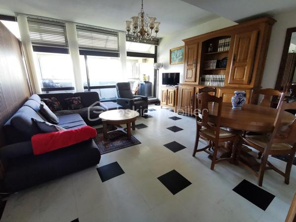 Découvrez cet appartement lumineux de 72 m² situé à deux pas du centre-ville de Tarbes, au 3ème étage avec ascenseur d'une copropriété bien entretenue et sécurisée. Profitez du confort urbain tout en bénéficiant d'une agréable vue dégagée orientée plein sud. 

Avec ses 3 pièces dont 2 chambres, cet appartement offre un espace de vie convivial comprenant un séjour, une cuisine, une salle de bain et une salle d'eau. Double vitrage et bonne isolation garantissent confort et économies d'énergie, bien que des travaux de mise à jour soient à prévoir (négociable). 

Un balcon privé et deux caves offrent des espaces de rangement supplémentaires, tandis que l'ascenseur et l'interphone ajoutent de la commodité. Un garage est également à disposition, facilitant le stationnement au quotidien en centre-ville. 

Idéalement situé près des commerces, écoles et transports dont la ligne T2, cet appartement conviendra parfaitement aux citadins souhaitant profiter des avantages du centre-ville. Profitez dès aujourd'hui de cette opportunité d'investissement en contactant votre mandataire immobilier, Jérôme Neto. 

Charges annuelles de copropriété : 2533,28€ avec chauffage et eau compris.

Taxe foncière : 1335€ en 2025.