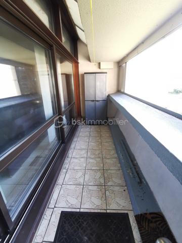Découvrez cet appartement lumineux de 72 m² situé à deux pas du centre-ville de Tarbes, au 3ème étage avec ascenseur d'une copropriété bien entretenue et sécurisée. Profitez du confort urbain tout en bénéficiant d'une agréable vue dégagée orientée plein sud. 

Avec ses 3 pièces dont 2 chambres, cet appartement offre un espace de vie convivial comprenant un séjour, une cuisine, une salle de bain et une salle d'eau. Double vitrage et bonne isolation garantissent confort et économies d'énergie, bien que des travaux de mise à jour soient à prévoir (négociable). 

Un balcon privé et deux caves offrent des espaces de rangement supplémentaires, tandis que l'ascenseur et l'interphone ajoutent de la commodité. Un garage est également à disposition, facilitant le stationnement au quotidien en centre-ville. 

Idéalement situé près des commerces, écoles et transports dont la ligne T2, cet appartement conviendra parfaitement aux citadins souhaitant profiter des avantages du centre-ville. Profitez dès aujourd'hui de cette opportunité d'investissement en contactant votre mandataire immobilier, Jérôme Neto. 

Charges annuelles de copropriété : 2533,28€ avec chauffage et eau compris.

Taxe foncière : 1335€ en 2025.