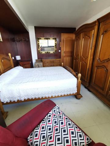Découvrez cet appartement lumineux de 72 m² situé à deux pas du centre-ville de Tarbes, au 3ème étage avec ascenseur d'une copropriété bien entretenue et sécurisée. Profitez du confort urbain tout en bénéficiant d'une agréable vue dégagée orientée plein sud. 

Avec ses 3 pièces dont 2 chambres, cet appartement offre un espace de vie convivial comprenant un séjour, une cuisine, une salle de bain et une salle d'eau. Double vitrage et bonne isolation garantissent confort et économies d'énergie, bien que des travaux de mise à jour soient à prévoir (négociable). 

Un balcon privé et deux caves offrent des espaces de rangement supplémentaires, tandis que l'ascenseur et l'interphone ajoutent de la commodité. Un garage est également à disposition, facilitant le stationnement au quotidien en centre-ville. 

Idéalement situé près des commerces, écoles et transports dont la ligne T2, cet appartement conviendra parfaitement aux citadins souhaitant profiter des avantages du centre-ville. Profitez dès aujourd'hui de cette opportunité d'investissement en contactant votre mandataire immobilier, Jérôme Neto. 

Charges annuelles de copropriété : 2533,28€ avec chauffage et eau compris.

Taxe foncière : 1335€ en 2025.