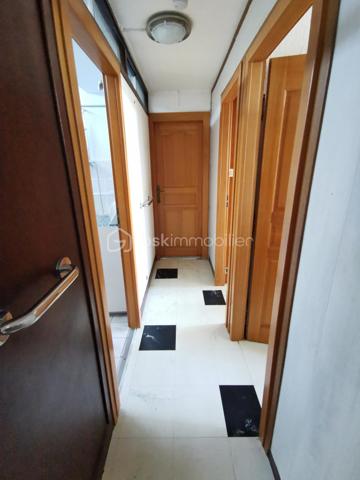 Découvrez cet appartement lumineux de 72 m² situé à deux pas du centre-ville de Tarbes, au 3ème étage avec ascenseur d'une copropriété bien entretenue et sécurisée. Profitez du confort urbain tout en bénéficiant d'une agréable vue dégagée orientée plein sud. 

Avec ses 3 pièces dont 2 chambres, cet appartement offre un espace de vie convivial comprenant un séjour, une cuisine, une salle de bain et une salle d'eau. Double vitrage et bonne isolation garantissent confort et économies d'énergie, bien que des travaux de mise à jour soient à prévoir (négociable). 

Un balcon privé et deux caves offrent des espaces de rangement supplémentaires, tandis que l'ascenseur et l'interphone ajoutent de la commodité. Un garage est également à disposition, facilitant le stationnement au quotidien en centre-ville. 

Idéalement situé près des commerces, écoles et transports dont la ligne T2, cet appartement conviendra parfaitement aux citadins souhaitant profiter des avantages du centre-ville. Profitez dès aujourd'hui de cette opportunité d'investissement en contactant votre mandataire immobilier, Jérôme Neto. 

Charges annuelles de copropriété : 2533,28€ avec chauffage et eau compris.

Taxe foncière : 1335€ en 2025.