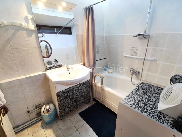 Découvrez cet appartement lumineux de 72 m² situé à deux pas du centre-ville de Tarbes, au 3ème étage avec ascenseur d'une copropriété bien entretenue et sécurisée. Profitez du confort urbain tout en bénéficiant d'une agréable vue dégagée orientée plein sud. 

Avec ses 3 pièces dont 2 chambres, cet appartement offre un espace de vie convivial comprenant un séjour, une cuisine, une salle de bain et une salle d'eau. Double vitrage et bonne isolation garantissent confort et économies d'énergie, bien que des travaux de mise à jour soient à prévoir (négociable). 

Un balcon privé et deux caves offrent des espaces de rangement supplémentaires, tandis que l'ascenseur et l'interphone ajoutent de la commodité. Un garage est également à disposition, facilitant le stationnement au quotidien en centre-ville. 

Idéalement situé près des commerces, écoles et transports dont la ligne T2, cet appartement conviendra parfaitement aux citadins souhaitant profiter des avantages du centre-ville. Profitez dès aujourd'hui de cette opportunité d'investissement en contactant votre mandataire immobilier, Jérôme Neto. 

Charges annuelles de copropriété : 2533,28€ avec chauffage et eau compris.

Taxe foncière : 1335€ en 2025.