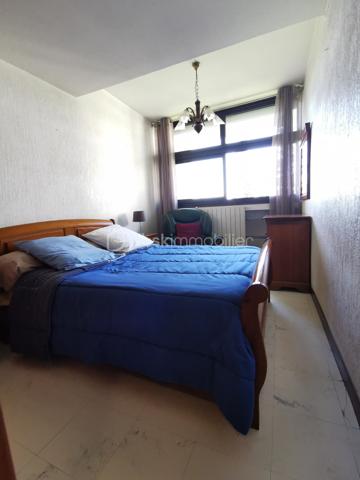 Découvrez cet appartement lumineux de 72 m² situé à deux pas du centre-ville de Tarbes, au 3ème étage avec ascenseur d'une copropriété bien entretenue et sécurisée. Profitez du confort urbain tout en bénéficiant d'une agréable vue dégagée orientée plein sud. 

Avec ses 3 pièces dont 2 chambres, cet appartement offre un espace de vie convivial comprenant un séjour, une cuisine, une salle de bain et une salle d'eau. Double vitrage et bonne isolation garantissent confort et économies d'énergie, bien que des travaux de mise à jour soient à prévoir (négociable). 

Un balcon privé et deux caves offrent des espaces de rangement supplémentaires, tandis que l'ascenseur et l'interphone ajoutent de la commodité. Un garage est également à disposition, facilitant le stationnement au quotidien en centre-ville. 

Idéalement situé près des commerces, écoles et transports dont la ligne T2, cet appartement conviendra parfaitement aux citadins souhaitant profiter des avantages du centre-ville. Profitez dès aujourd'hui de cette opportunité d'investissement en contactant votre mandataire immobilier, Jérôme Neto. 

Charges annuelles de copropriété : 2533,28€ avec chauffage et eau compris.

Taxe foncière : 1335€ en 2025.
