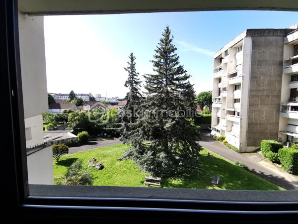 Découvrez cet appartement lumineux de 72 m² situé à deux pas du centre-ville de Tarbes, au 3ème étage avec ascenseur d'une copropriété bien entretenue et sécurisée. Profitez du confort urbain tout en bénéficiant d'une agréable vue dégagée orientée plein sud. 

Avec ses 3 pièces dont 2 chambres, cet appartement offre un espace de vie convivial comprenant un séjour, une cuisine, une salle de bain et une salle d'eau. Double vitrage et bonne isolation garantissent confort et économies d'énergie, bien que des travaux de mise à jour soient à prévoir (négociable). 

Un balcon privé et deux caves offrent des espaces de rangement supplémentaires, tandis que l'ascenseur et l'interphone ajoutent de la commodité. Un garage est également à disposition, facilitant le stationnement au quotidien en centre-ville. 

Idéalement situé près des commerces, écoles et transports dont la ligne T2, cet appartement conviendra parfaitement aux citadins souhaitant profiter des avantages du centre-ville. Profitez dès aujourd'hui de cette opportunité d'investissement en contactant votre mandataire immobilier, Jérôme Neto. 

Charges annuelles de copropriété : 2533,28€ avec chauffage et eau compris.

Taxe foncière : 1335€ en 2025.
