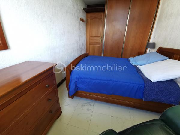 Découvrez cet appartement lumineux de 72 m² situé à deux pas du centre-ville de Tarbes, au 3ème étage avec ascenseur d'une copropriété bien entretenue et sécurisée. Profitez du confort urbain tout en bénéficiant d'une agréable vue dégagée orientée plein sud. 

Avec ses 3 pièces dont 2 chambres, cet appartement offre un espace de vie convivial comprenant un séjour, une cuisine, une salle de bain et une salle d'eau. Double vitrage et bonne isolation garantissent confort et économies d'énergie, bien que des travaux de mise à jour soient à prévoir (négociable). 

Un balcon privé et deux caves offrent des espaces de rangement supplémentaires, tandis que l'ascenseur et l'interphone ajoutent de la commodité. Un garage est également à disposition, facilitant le stationnement au quotidien en centre-ville. 

Idéalement situé près des commerces, écoles et transports dont la ligne T2, cet appartement conviendra parfaitement aux citadins souhaitant profiter des avantages du centre-ville. Profitez dès aujourd'hui de cette opportunité d'investissement en contactant votre mandataire immobilier, Jérôme Neto. 

Charges annuelles de copropriété : 2533,28€ avec chauffage et eau compris.

Taxe foncière : 1335€ en 2025.