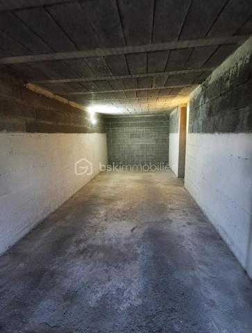 Découvrez cet appartement lumineux de 72 m² situé à deux pas du centre-ville de Tarbes, au 3ème étage avec ascenseur d'une copropriété bien entretenue et sécurisée. Profitez du confort urbain tout en bénéficiant d'une agréable vue dégagée orientée plein sud. 

Avec ses 3 pièces dont 2 chambres, cet appartement offre un espace de vie convivial comprenant un séjour, une cuisine, une salle de bain et une salle d'eau. Double vitrage et bonne isolation garantissent confort et économies d'énergie, bien que des travaux de mise à jour soient à prévoir (négociable). 

Un balcon privé et deux caves offrent des espaces de rangement supplémentaires, tandis que l'ascenseur et l'interphone ajoutent de la commodité. Un garage est également à disposition, facilitant le stationnement au quotidien en centre-ville. 

Idéalement situé près des commerces, écoles et transports dont la ligne T2, cet appartement conviendra parfaitement aux citadins souhaitant profiter des avantages du centre-ville. Profitez dès aujourd'hui de cette opportunité d'investissement en contactant votre mandataire immobilier, Jérôme Neto. 

Charges annuelles de copropriété : 2533,28€ avec chauffage et eau compris.

Taxe foncière : 1335€ en 2025.