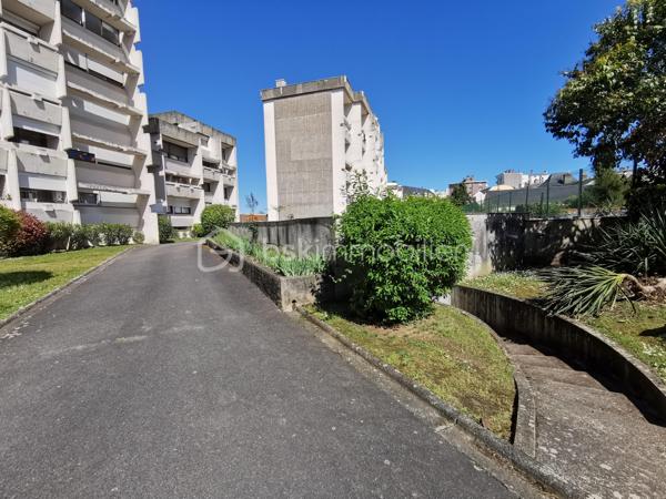 Découvrez cet appartement lumineux de 72 m² situé à deux pas du centre-ville de Tarbes, au 3ème étage avec ascenseur d'une copropriété bien entretenue et sécurisée. Profitez du confort urbain tout en bénéficiant d'une agréable vue dégagée orientée plein sud. 

Avec ses 3 pièces dont 2 chambres, cet appartement offre un espace de vie convivial comprenant un séjour, une cuisine, une salle de bain et une salle d'eau. Double vitrage et bonne isolation garantissent confort et économies d'énergie, bien que des travaux de mise à jour soient à prévoir (négociable). 

Un balcon privé et deux caves offrent des espaces de rangement supplémentaires, tandis que l'ascenseur et l'interphone ajoutent de la commodité. Un garage est également à disposition, facilitant le stationnement au quotidien en centre-ville. 

Idéalement situé près des commerces, écoles et transports dont la ligne T2, cet appartement conviendra parfaitement aux citadins souhaitant profiter des avantages du centre-ville. Profitez dès aujourd'hui de cette opportunité d'investissement en contactant votre mandataire immobilier, Jérôme Neto. 

Charges annuelles de copropriété : 2533,28€ avec chauffage et eau compris.

Taxe foncière : 1335€ en 2025.