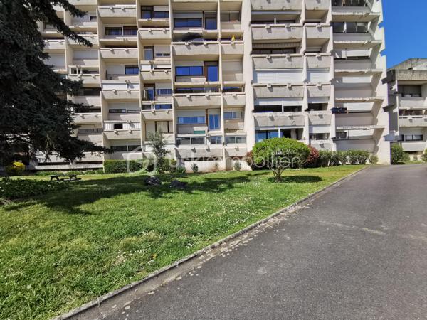 Découvrez cet appartement lumineux de 72 m² situé à deux pas du centre-ville de Tarbes, au 3ème étage avec ascenseur d'une copropriété bien entretenue et sécurisée. Profitez du confort urbain tout en bénéficiant d'une agréable vue dégagée orientée plein sud. 

Avec ses 3 pièces dont 2 chambres, cet appartement offre un espace de vie convivial comprenant un séjour, une cuisine, une salle de bain et une salle d'eau. Double vitrage et bonne isolation garantissent confort et économies d'énergie, bien que des travaux de mise à jour soient à prévoir (négociable). 

Un balcon privé et deux caves offrent des espaces de rangement supplémentaires, tandis que l'ascenseur et l'interphone ajoutent de la commodité. Un garage est également à disposition, facilitant le stationnement au quotidien en centre-ville. 

Idéalement situé près des commerces, écoles et transports dont la ligne T2, cet appartement conviendra parfaitement aux citadins souhaitant profiter des avantages du centre-ville. Profitez dès aujourd'hui de cette opportunité d'investissement en contactant votre mandataire immobilier, Jérôme Neto. 

Charges annuelles de copropriété : 2533,28€ avec chauffage et eau compris.

Taxe foncière : 1335€ en 2025.