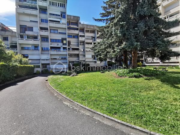 Découvrez cet appartement lumineux de 72 m² situé à deux pas du centre-ville de Tarbes, au 3ème étage avec ascenseur d'une copropriété bien entretenue et sécurisée. Profitez du confort urbain tout en bénéficiant d'une agréable vue dégagée orientée plein sud. 

Avec ses 3 pièces dont 2 chambres, cet appartement offre un espace de vie convivial comprenant un séjour, une cuisine, une salle de bain et une salle d'eau. Double vitrage et bonne isolation garantissent confort et économies d'énergie, bien que des travaux de mise à jour soient à prévoir (négociable). 

Un balcon privé et deux caves offrent des espaces de rangement supplémentaires, tandis que l'ascenseur et l'interphone ajoutent de la commodité. Un garage est également à disposition, facilitant le stationnement au quotidien en centre-ville. 

Idéalement situé près des commerces, écoles et transports dont la ligne T2, cet appartement conviendra parfaitement aux citadins souhaitant profiter des avantages du centre-ville. Profitez dès aujourd'hui de cette opportunité d'investissement en contactant votre mandataire immobilier, Jérôme Neto. 

Charges annuelles de copropriété : 2533,28€ avec chauffage et eau compris.

Taxe foncière : 1335€ en 2025.