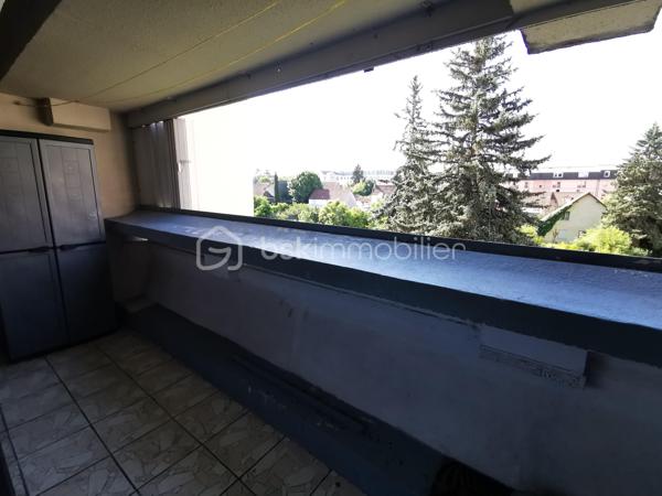 Découvrez cet appartement lumineux de 72 m² situé à deux pas du centre-ville de Tarbes, au 3ème étage avec ascenseur d'une copropriété bien entretenue et sécurisée. Profitez du confort urbain tout en bénéficiant d'une agréable vue dégagée orientée plein sud. 

Avec ses 3 pièces dont 2 chambres, cet appartement offre un espace de vie convivial comprenant un séjour, une cuisine, une salle de bain et une salle d'eau. Double vitrage et bonne isolation garantissent confort et économies d'énergie, bien que des travaux de mise à jour soient à prévoir (négociable). 

Un balcon privé et deux caves offrent des espaces de rangement supplémentaires, tandis que l'ascenseur et l'interphone ajoutent de la commodité. Un garage est également à disposition, facilitant le stationnement au quotidien en centre-ville. 

Idéalement situé près des commerces, écoles et transports dont la ligne T2, cet appartement conviendra parfaitement aux citadins souhaitant profiter des avantages du centre-ville. Profitez dès aujourd'hui de cette opportunité d'investissement en contactant votre mandataire immobilier, Jérôme Neto. 

Charges annuelles de copropriété : 2533,28€ avec chauffage et eau compris.

Taxe foncière : 1335€ en 2025.