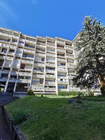 Découvrez cet appartement lumineux de 72 m² situé à deux pas du centre-ville de Tarbes, au 3ème étage avec ascenseur d'une copropriété bien entretenue et sécurisée. Profitez du confort urbain tout en bénéficiant d'une agréable vue dégagée orientée plein sud. 

Avec ses 3 pièces dont 2 chambres, cet appartement offre un espace de vie convivial comprenant un séjour, une cuisine, une salle de bain et une salle d'eau. Double vitrage et bonne isolation garantissent confort et économies d'énergie, bien que des travaux de mise à jour soient à prévoir (négociable). 

Un balcon privé et deux caves offrent des espaces de rangement supplémentaires, tandis que l'ascenseur et l'interphone ajoutent de la commodité. Un garage est également à disposition, facilitant le stationnement au quotidien en centre-ville. 

Idéalement situé près des commerces, écoles et transports dont la ligne T2, cet appartement conviendra parfaitement aux citadins souhaitant profiter des avantages du centre-ville. Profitez dès aujourd'hui de cette opportunité d'investissement en contactant votre mandataire immobilier, Jérôme Neto. 

Charges annuelles de copropriété : 2533,28€ avec chauffage et eau compris.

Taxe foncière : 1335€ en 2025.
