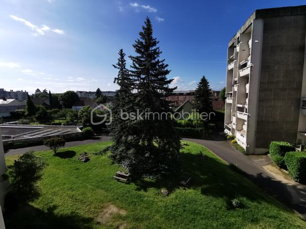 Découvrez cet appartement lumineux de 72 m² situé à deux pas du centre-ville de Tarbes, au 3ème étage avec ascenseur d'une copropriété bien entretenue et sécurisée. Profitez du confort urbain tout en bénéficiant d'une agréable vue dégagée orientée plein sud. 

Avec ses 3 pièces dont 2 chambres, cet appartement offre un espace de vie convivial comprenant un séjour, une cuisine, une salle de bain et une salle d'eau. Double vitrage et bonne isolation garantissent confort et économies d'énergie, bien que des travaux de mise à jour soient à prévoir (négociable). 

Un balcon privé et deux caves offrent des espaces de rangement supplémentaires, tandis que l'ascenseur et l'interphone ajoutent de la commodité. Un garage est également à disposition, facilitant le stationnement au quotidien en centre-ville. 

Idéalement situé près des commerces, écoles et transports dont la ligne T2, cet appartement conviendra parfaitement aux citadins souhaitant profiter des avantages du centre-ville. Profitez dès aujourd'hui de cette opportunité d'investissement en contactant votre mandataire immobilier, Jérôme Neto. 

Charges annuelles de copropriété : 2533,28€ avec chauffage et eau compris.

Taxe foncière : 1335€ en 2025.