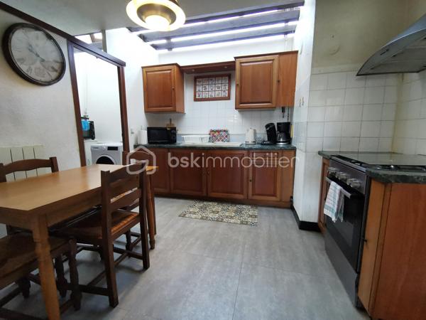 Découvrez cet appartement lumineux de 72 m² situé à deux pas du centre-ville de Tarbes, au 3ème étage avec ascenseur d'une copropriété bien entretenue et sécurisée. Profitez du confort urbain tout en bénéficiant d'une agréable vue dégagée orientée plein sud. 

Avec ses 3 pièces dont 2 chambres, cet appartement offre un espace de vie convivial comprenant un séjour, une cuisine, une salle de bain et une salle d'eau. Double vitrage et bonne isolation garantissent confort et économies d'énergie, bien que des travaux de mise à jour soient à prévoir (négociable). 

Un balcon privé et deux caves offrent des espaces de rangement supplémentaires, tandis que l'ascenseur et l'interphone ajoutent de la commodité. Un garage est également à disposition, facilitant le stationnement au quotidien en centre-ville. 

Idéalement situé près des commerces, écoles et transports dont la ligne T2, cet appartement conviendra parfaitement aux citadins souhaitant profiter des avantages du centre-ville. Profitez dès aujourd'hui de cette opportunité d'investissement en contactant votre mandataire immobilier, Jérôme Neto. 

Charges annuelles de copropriété : 2533,28€ avec chauffage et eau compris.

Taxe foncière : 1335€ en 2025.