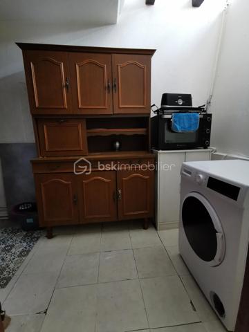 Découvrez cet appartement lumineux de 72 m² situé à deux pas du centre-ville de Tarbes, au 3ème étage avec ascenseur d'une copropriété bien entretenue et sécurisée. Profitez du confort urbain tout en bénéficiant d'une agréable vue dégagée orientée plein sud. 

Avec ses 3 pièces dont 2 chambres, cet appartement offre un espace de vie convivial comprenant un séjour, une cuisine, une salle de bain et une salle d'eau. Double vitrage et bonne isolation garantissent confort et économies d'énergie, bien que des travaux de mise à jour soient à prévoir (négociable). 

Un balcon privé et deux caves offrent des espaces de rangement supplémentaires, tandis que l'ascenseur et l'interphone ajoutent de la commodité. Un garage est également à disposition, facilitant le stationnement au quotidien en centre-ville. 

Idéalement situé près des commerces, écoles et transports dont la ligne T2, cet appartement conviendra parfaitement aux citadins souhaitant profiter des avantages du centre-ville. Profitez dès aujourd'hui de cette opportunité d'investissement en contactant votre mandataire immobilier, Jérôme Neto. 

Charges annuelles de copropriété : 2533,28€ avec chauffage et eau compris.

Taxe foncière : 1335€ en 2025.