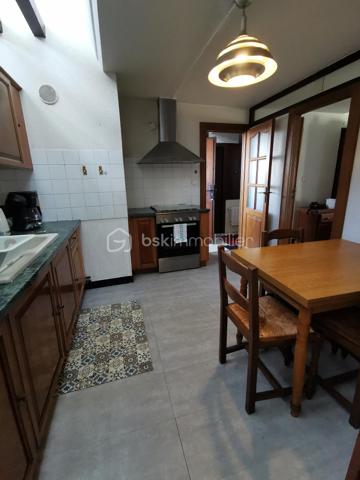 Découvrez cet appartement lumineux de 72 m² situé à deux pas du centre-ville de Tarbes, au 3ème étage avec ascenseur d'une copropriété bien entretenue et sécurisée. Profitez du confort urbain tout en bénéficiant d'une agréable vue dégagée orientée plein sud. 

Avec ses 3 pièces dont 2 chambres, cet appartement offre un espace de vie convivial comprenant un séjour, une cuisine, une salle de bain et une salle d'eau. Double vitrage et bonne isolation garantissent confort et économies d'énergie, bien que des travaux de mise à jour soient à prévoir (négociable). 

Un balcon privé et deux caves offrent des espaces de rangement supplémentaires, tandis que l'ascenseur et l'interphone ajoutent de la commodité. Un garage est également à disposition, facilitant le stationnement au quotidien en centre-ville. 

Idéalement situé près des commerces, écoles et transports dont la ligne T2, cet appartement conviendra parfaitement aux citadins souhaitant profiter des avantages du centre-ville. Profitez dès aujourd'hui de cette opportunité d'investissement en contactant votre mandataire immobilier, Jérôme Neto. 

Charges annuelles de copropriété : 2533,28€ avec chauffage et eau compris.

Taxe foncière : 1335€ en 2025.