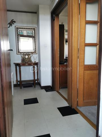Découvrez cet appartement lumineux de 72 m² situé à deux pas du centre-ville de Tarbes, au 3ème étage avec ascenseur d'une copropriété bien entretenue et sécurisée. Profitez du confort urbain tout en bénéficiant d'une agréable vue dégagée orientée plein sud. 

Avec ses 3 pièces dont 2 chambres, cet appartement offre un espace de vie convivial comprenant un séjour, une cuisine, une salle de bain et une salle d'eau. Double vitrage et bonne isolation garantissent confort et économies d'énergie, bien que des travaux de mise à jour soient à prévoir (négociable). 

Un balcon privé et deux caves offrent des espaces de rangement supplémentaires, tandis que l'ascenseur et l'interphone ajoutent de la commodité. Un garage est également à disposition, facilitant le stationnement au quotidien en centre-ville. 

Idéalement situé près des commerces, écoles et transports dont la ligne T2, cet appartement conviendra parfaitement aux citadins souhaitant profiter des avantages du centre-ville. Profitez dès aujourd'hui de cette opportunité d'investissement en contactant votre mandataire immobilier, Jérôme Neto. 

Charges annuelles de copropriété : 2533,28€ avec chauffage et eau compris.

Taxe foncière : 1335€ en 2025.