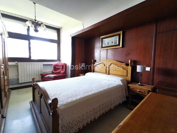 Découvrez cet appartement lumineux de 72 m² situé à deux pas du centre-ville de Tarbes, au 3ème étage avec ascenseur d'une copropriété bien entretenue et sécurisée. Profitez du confort urbain tout en bénéficiant d'une agréable vue dégagée orientée plein sud. 

Avec ses 3 pièces dont 2 chambres, cet appartement offre un espace de vie convivial comprenant un séjour, une cuisine, une salle de bain et une salle d'eau. Double vitrage et bonne isolation garantissent confort et économies d'énergie, bien que des travaux de mise à jour soient à prévoir (négociable). 

Un balcon privé et deux caves offrent des espaces de rangement supplémentaires, tandis que l'ascenseur et l'interphone ajoutent de la commodité. Un garage est également à disposition, facilitant le stationnement au quotidien en centre-ville. 

Idéalement situé près des commerces, écoles et transports dont la ligne T2, cet appartement conviendra parfaitement aux citadins souhaitant profiter des avantages du centre-ville. Profitez dès aujourd'hui de cette opportunité d'investissement en contactant votre mandataire immobilier, Jérôme Neto. 

Charges annuelles de copropriété : 2533,28€ avec chauffage et eau compris.

Taxe foncière : 1335€ en 2025.