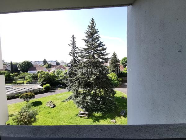 Découvrez cet appartement lumineux de 72 m² situé à deux pas du centre-ville de Tarbes, au 3ème étage avec ascenseur d'une copropriété bien entretenue et sécurisée. Profitez du confort urbain tout en bénéficiant d'une agréable vue dégagée orientée plein sud. 

Avec ses 3 pièces dont 2 chambres, cet appartement offre un espace de vie convivial comprenant un séjour, une cuisine, une salle de bain et une salle d'eau. Double vitrage et bonne isolation garantissent confort et économies d'énergie, bien que des travaux de mise à jour soient à prévoir (négociable). 

Un balcon privé et deux caves offrent des espaces de rangement supplémentaires, tandis que l'ascenseur et l'interphone ajoutent de la commodité. Un garage est également à disposition, facilitant le stationnement au quotidien en centre-ville. 

Idéalement situé près des commerces, écoles et transports dont la ligne T2, cet appartement conviendra parfaitement aux citadins souhaitant profiter des avantages du centre-ville. Profitez dès aujourd'hui de cette opportunité d'investissement en contactant votre mandataire immobilier, Jérôme Neto. 

Charges annuelles de copropriété : 2533,28€ avec chauffage et eau compris.

Taxe foncière : 1335€ en 2025.