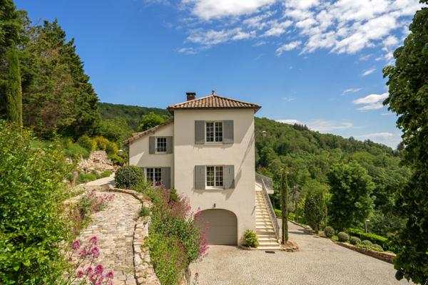 LIMONEST, village à pied et vue exceptionnelle pour cette propriété familiale 6 chambres entièrement rénovée