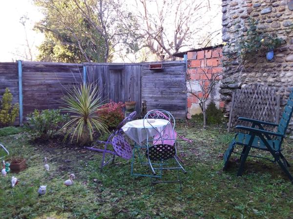 Maison de village à vendre 4 pièces proche de TARBES (65) avec parking et jardin.