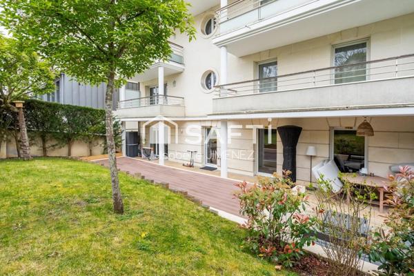 Appartement en parfait état avec jardin et terrasses et box