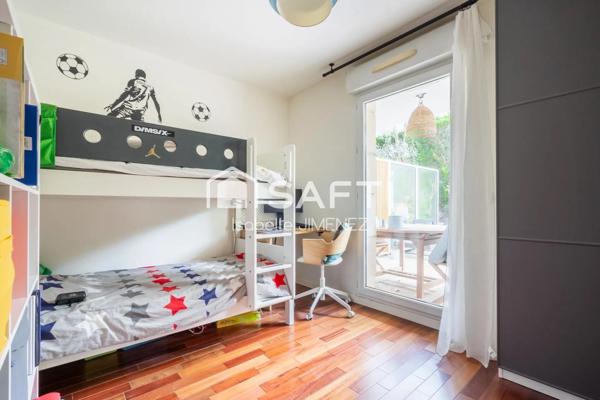 Appartement en parfait état avec jardin et terrasses et box