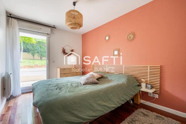 Appartement en parfait état avec jardin et terrasses et box