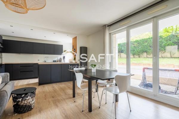 Appartement en parfait état avec jardin et terrasses et box