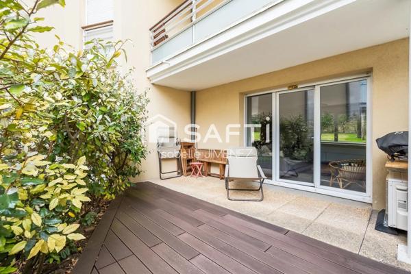 Appartement en parfait état avec jardin et terrasses et box