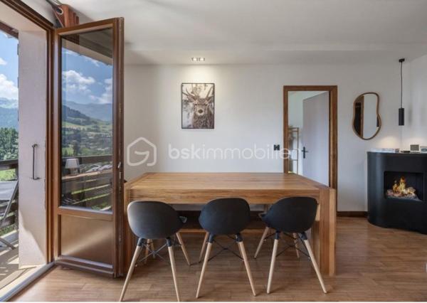 Situé au cœur de Megève, dans le secteur recherché du Villaret, cet appartement de 73 m², traversant et situé au troisième et dernier étage, offre un cadre de vie calme et privilégié, à proximité immédiate des commodités et des pistes.
À seulement 5 minutes à pied du ski-bus, le centre-ville de Megève est facilement accessible à pied. L’appartement bénéficie d’une vue spectaculaire sur le Mont-Blanc et la télécabine de Rochebrune, avec une belle luminosité tout au long de la journée grâce à sa double exposition.

DES PRESTATIONS HAUT DE GAMME
L’appartement a fait l’objet d’une rénovation complète en 2024 :
• Fenêtres neuves
• Plomberie entièrement refaite (réseau, chauffe-eau, robinetterie, WC)
• Électricité refaite à neuf
• Cuisine neuve entièrement équipée : réfrigérateur-congélateur, lave-vaisselle, plaque à induction, four, lave-linge et sèche-linge intégrés

Un cellier attenant à la cuisine de 2 m² (non compté en loi Carrez) complète l’ensemble et offre un espace de rangement appréciable.

AGENCEMENT & CONFORT
• Entrée avec nombreux placards de rangement
• Chambres spacieuses, également dotées de rangements intégrés
• Appartement très calme, lumineux et parfaitement fonctionnel

ANNEXES & STATIONNEMENT
• Cave de 6 m² en rez-de-chaussée, idéale pour le rangement des skis et vélos
• Nombreuses places de parking disponibles dans la copropriété
• Garage en option : 30 000 €

💎UN BIEN RARE À MEGÈVE
Idéal en résidence principale, secondaire ou investissement, cet appartement réunit un bel emplacement, dernier étage, rénovation récente et vue exceptionnelle.
.
.