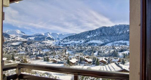 Situé au cœur de Megève, dans le secteur recherché du Villaret, cet appartement de 73 m², traversant et situé au troisième et dernier étage, offre un cadre de vie calme et privilégié, à proximité immédiate des commodités et des pistes.
À seulement 5 minutes à pied du ski-bus, le centre-ville de Megève est facilement accessible à pied. L’appartement bénéficie d’une vue spectaculaire sur le Mont-Blanc et la télécabine de Rochebrune, avec une belle luminosité tout au long de la journée grâce à sa double exposition.

DES PRESTATIONS HAUT DE GAMME
L’appartement a fait l’objet d’une rénovation complète en 2024 :
• Fenêtres neuves
• Plomberie entièrement refaite (réseau, chauffe-eau, robinetterie, WC)
• Électricité refaite à neuf
• Cuisine neuve entièrement équipée : réfrigérateur-congélateur, lave-vaisselle, plaque à induction, four, lave-linge et sèche-linge intégrés

Un cellier attenant à la cuisine de 2 m² (non compté en loi Carrez) complète l’ensemble et offre un espace de rangement appréciable.

AGENCEMENT & CONFORT
• Entrée avec nombreux placards de rangement
• Chambres spacieuses, également dotées de rangements intégrés
• Appartement très calme, lumineux et parfaitement fonctionnel

ANNEXES & STATIONNEMENT
• Cave de 6 m² en rez-de-chaussée, idéale pour le rangement des skis et vélos
• Nombreuses places de parking disponibles dans la copropriété
• Garage en option : 30 000 €

💎UN BIEN RARE À MEGÈVE
Idéal en résidence principale, secondaire ou investissement, cet appartement réunit un bel emplacement, dernier étage, rénovation récente et vue exceptionnelle.
.
.