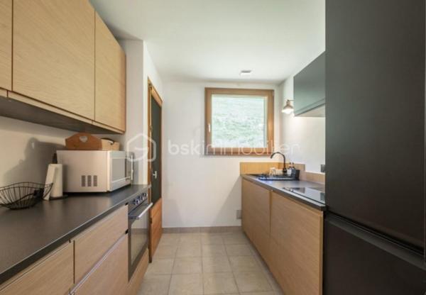 Situé au cœur de Megève, dans le secteur recherché du Villaret, cet appartement de 73 m², traversant et situé au troisième et dernier étage, offre un cadre de vie calme et privilégié, à proximité immédiate des commodités et des pistes.
À seulement 5 minutes à pied du ski-bus, le centre-ville de Megève est facilement accessible à pied. L’appartement bénéficie d’une vue spectaculaire sur le Mont-Blanc et la télécabine de Rochebrune, avec une belle luminosité tout au long de la journée grâce à sa double exposition.

DES PRESTATIONS HAUT DE GAMME
L’appartement a fait l’objet d’une rénovation complète en 2024 :
• Fenêtres neuves
• Plomberie entièrement refaite (réseau, chauffe-eau, robinetterie, WC)
• Électricité refaite à neuf
• Cuisine neuve entièrement équipée : réfrigérateur-congélateur, lave-vaisselle, plaque à induction, four, lave-linge et sèche-linge intégrés

Un cellier attenant à la cuisine de 2 m² (non compté en loi Carrez) complète l’ensemble et offre un espace de rangement appréciable.

AGENCEMENT & CONFORT
• Entrée avec nombreux placards de rangement
• Chambres spacieuses, également dotées de rangements intégrés
• Appartement très calme, lumineux et parfaitement fonctionnel

ANNEXES & STATIONNEMENT
• Cave de 6 m² en rez-de-chaussée, idéale pour le rangement des skis et vélos
• Nombreuses places de parking disponibles dans la copropriété
• Garage en option : 30 000 €

💎UN BIEN RARE À MEGÈVE
Idéal en résidence principale, secondaire ou investissement, cet appartement réunit un bel emplacement, dernier étage, rénovation récente et vue exceptionnelle.
.
.