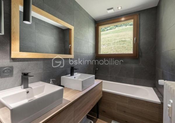 Situé au cœur de Megève, dans le secteur recherché du Villaret, cet appartement de 73 m², traversant et situé au troisième et dernier étage, offre un cadre de vie calme et privilégié, à proximité immédiate des commodités et des pistes.
À seulement 5 minutes à pied du ski-bus, le centre-ville de Megève est facilement accessible à pied. L’appartement bénéficie d’une vue spectaculaire sur le Mont-Blanc et la télécabine de Rochebrune, avec une belle luminosité tout au long de la journée grâce à sa double exposition.

DES PRESTATIONS HAUT DE GAMME
L’appartement a fait l’objet d’une rénovation complète en 2024 :
• Fenêtres neuves
• Plomberie entièrement refaite (réseau, chauffe-eau, robinetterie, WC)
• Électricité refaite à neuf
• Cuisine neuve entièrement équipée : réfrigérateur-congélateur, lave-vaisselle, plaque à induction, four, lave-linge et sèche-linge intégrés

Un cellier attenant à la cuisine de 2 m² (non compté en loi Carrez) complète l’ensemble et offre un espace de rangement appréciable.

AGENCEMENT & CONFORT
• Entrée avec nombreux placards de rangement
• Chambres spacieuses, également dotées de rangements intégrés
• Appartement très calme, lumineux et parfaitement fonctionnel

ANNEXES & STATIONNEMENT
• Cave de 6 m² en rez-de-chaussée, idéale pour le rangement des skis et vélos
• Nombreuses places de parking disponibles dans la copropriété
• Garage en option : 30 000 €

💎UN BIEN RARE À MEGÈVE
Idéal en résidence principale, secondaire ou investissement, cet appartement réunit un bel emplacement, dernier étage, rénovation récente et vue exceptionnelle.
.
.
