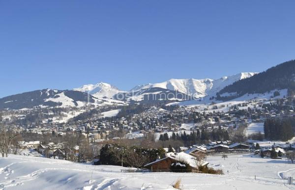 Situé au cœur de Megève, dans le secteur recherché du Villaret, cet appartement de 73 m², traversant et situé au troisième et dernier étage, offre un cadre de vie calme et privilégié, à proximité immédiate des commodités et des pistes.
À seulement 5 minutes à pied du ski-bus, le centre-ville de Megève est facilement accessible à pied. L’appartement bénéficie d’une vue spectaculaire sur le Mont-Blanc et la télécabine de Rochebrune, avec une belle luminosité tout au long de la journée grâce à sa double exposition.

DES PRESTATIONS HAUT DE GAMME
L’appartement a fait l’objet d’une rénovation complète en 2024 :
• Fenêtres neuves
• Plomberie entièrement refaite (réseau, chauffe-eau, robinetterie, WC)
• Électricité refaite à neuf
• Cuisine neuve entièrement équipée : réfrigérateur-congélateur, lave-vaisselle, plaque à induction, four, lave-linge et sèche-linge intégrés

Un cellier attenant à la cuisine de 2 m² (non compté en loi Carrez) complète l’ensemble et offre un espace de rangement appréciable.

AGENCEMENT & CONFORT
• Entrée avec nombreux placards de rangement
• Chambres spacieuses, également dotées de rangements intégrés
• Appartement très calme, lumineux et parfaitement fonctionnel

ANNEXES & STATIONNEMENT
• Cave de 6 m² en rez-de-chaussée, idéale pour le rangement des skis et vélos
• Nombreuses places de parking disponibles dans la copropriété
• Garage en option : 30 000 €

💎UN BIEN RARE À MEGÈVE
Idéal en résidence principale, secondaire ou investissement, cet appartement réunit un bel emplacement, dernier étage, rénovation récente et vue exceptionnelle.
.
.