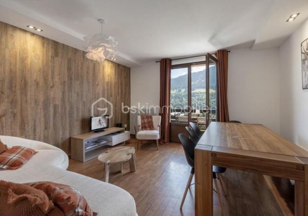 Situé au cœur de Megève, dans le secteur recherché du Villaret, cet appartement de 73 m², traversant et situé au troisième et dernier étage, offre un cadre de vie calme et privilégié, à proximité immédiate des commodités et des pistes.
À seulement 5 minutes à pied du ski-bus, le centre-ville de Megève est facilement accessible à pied. L’appartement bénéficie d’une vue spectaculaire sur le Mont-Blanc et la télécabine de Rochebrune, avec une belle luminosité tout au long de la journée grâce à sa double exposition.

DES PRESTATIONS HAUT DE GAMME
L’appartement a fait l’objet d’une rénovation complète en 2024 :
• Fenêtres neuves
• Plomberie entièrement refaite (réseau, chauffe-eau, robinetterie, WC)
• Électricité refaite à neuf
• Cuisine neuve entièrement équipée : réfrigérateur-congélateur, lave-vaisselle, plaque à induction, four, lave-linge et sèche-linge intégrés

Un cellier attenant à la cuisine de 2 m² (non compté en loi Carrez) complète l’ensemble et offre un espace de rangement appréciable.

AGENCEMENT & CONFORT
• Entrée avec nombreux placards de rangement
• Chambres spacieuses, également dotées de rangements intégrés
• Appartement très calme, lumineux et parfaitement fonctionnel

ANNEXES & STATIONNEMENT
• Cave de 6 m² en rez-de-chaussée, idéale pour le rangement des skis et vélos
• Nombreuses places de parking disponibles dans la copropriété
• Garage en option : 30 000 €

💎UN BIEN RARE À MEGÈVE
Idéal en résidence principale, secondaire ou investissement, cet appartement réunit un bel emplacement, dernier étage, rénovation récente et vue exceptionnelle.
.
.