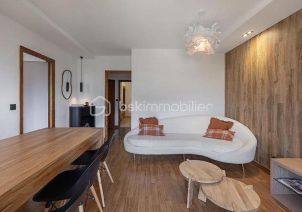 Situé au cœur de Megève, dans le secteur recherché du Villaret, cet appartement de 73 m², traversant et situé au troisième et dernier étage, offre un cadre de vie calme et privilégié, à proximité immédiate des commodités et des pistes.
À seulement 5 minutes à pied du ski-bus, le centre-ville de Megève est facilement accessible à pied. L’appartement bénéficie d’une vue spectaculaire sur le Mont-Blanc et la télécabine de Rochebrune, avec une belle luminosité tout au long de la journée grâce à sa double exposition.

DES PRESTATIONS HAUT DE GAMME
L’appartement a fait l’objet d’une rénovation complète en 2024 :
• Fenêtres neuves
• Plomberie entièrement refaite (réseau, chauffe-eau, robinetterie, WC)
• Électricité refaite à neuf
• Cuisine neuve entièrement équipée : réfrigérateur-congélateur, lave-vaisselle, plaque à induction, four, lave-linge et sèche-linge intégrés

Un cellier attenant à la cuisine de 2 m² (non compté en loi Carrez) complète l’ensemble et offre un espace de rangement appréciable.

AGENCEMENT & CONFORT
• Entrée avec nombreux placards de rangement
• Chambres spacieuses, également dotées de rangements intégrés
• Appartement très calme, lumineux et parfaitement fonctionnel

ANNEXES & STATIONNEMENT
• Cave de 6 m² en rez-de-chaussée, idéale pour le rangement des skis et vélos
• Nombreuses places de parking disponibles dans la copropriété
• Garage en option : 30 000 €

💎UN BIEN RARE À MEGÈVE
Idéal en résidence principale, secondaire ou investissement, cet appartement réunit un bel emplacement, dernier étage, rénovation récente et vue exceptionnelle.
.
.