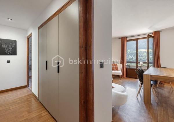 Situé au cœur de Megève, dans le secteur recherché du Villaret, cet appartement de 73 m², traversant et situé au troisième et dernier étage, offre un cadre de vie calme et privilégié, à proximité immédiate des commodités et des pistes.
À seulement 5 minutes à pied du ski-bus, le centre-ville de Megève est facilement accessible à pied. L’appartement bénéficie d’une vue spectaculaire sur le Mont-Blanc et la télécabine de Rochebrune, avec une belle luminosité tout au long de la journée grâce à sa double exposition.

DES PRESTATIONS HAUT DE GAMME
L’appartement a fait l’objet d’une rénovation complète en 2024 :
• Fenêtres neuves
• Plomberie entièrement refaite (réseau, chauffe-eau, robinetterie, WC)
• Électricité refaite à neuf
• Cuisine neuve entièrement équipée : réfrigérateur-congélateur, lave-vaisselle, plaque à induction, four, lave-linge et sèche-linge intégrés

Un cellier attenant à la cuisine de 2 m² (non compté en loi Carrez) complète l’ensemble et offre un espace de rangement appréciable.

AGENCEMENT & CONFORT
• Entrée avec nombreux placards de rangement
• Chambres spacieuses, également dotées de rangements intégrés
• Appartement très calme, lumineux et parfaitement fonctionnel

ANNEXES & STATIONNEMENT
• Cave de 6 m² en rez-de-chaussée, idéale pour le rangement des skis et vélos
• Nombreuses places de parking disponibles dans la copropriété
• Garage en option : 30 000 €

💎UN BIEN RARE À MEGÈVE
Idéal en résidence principale, secondaire ou investissement, cet appartement réunit un bel emplacement, dernier étage, rénovation récente et vue exceptionnelle.
.
.