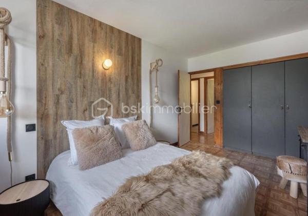 Situé au cœur de Megève, dans le secteur recherché du Villaret, cet appartement de 73 m², traversant et situé au troisième et dernier étage, offre un cadre de vie calme et privilégié, à proximité immédiate des commodités et des pistes.
À seulement 5 minutes à pied du ski-bus, le centre-ville de Megève est facilement accessible à pied. L’appartement bénéficie d’une vue spectaculaire sur le Mont-Blanc et la télécabine de Rochebrune, avec une belle luminosité tout au long de la journée grâce à sa double exposition.

DES PRESTATIONS HAUT DE GAMME
L’appartement a fait l’objet d’une rénovation complète en 2024 :
• Fenêtres neuves
• Plomberie entièrement refaite (réseau, chauffe-eau, robinetterie, WC)
• Électricité refaite à neuf
• Cuisine neuve entièrement équipée : réfrigérateur-congélateur, lave-vaisselle, plaque à induction, four, lave-linge et sèche-linge intégrés

Un cellier attenant à la cuisine de 2 m² (non compté en loi Carrez) complète l’ensemble et offre un espace de rangement appréciable.

AGENCEMENT & CONFORT
• Entrée avec nombreux placards de rangement
• Chambres spacieuses, également dotées de rangements intégrés
• Appartement très calme, lumineux et parfaitement fonctionnel

ANNEXES & STATIONNEMENT
• Cave de 6 m² en rez-de-chaussée, idéale pour le rangement des skis et vélos
• Nombreuses places de parking disponibles dans la copropriété
• Garage en option : 30 000 €

💎UN BIEN RARE À MEGÈVE
Idéal en résidence principale, secondaire ou investissement, cet appartement réunit un bel emplacement, dernier étage, rénovation récente et vue exceptionnelle.
.
.