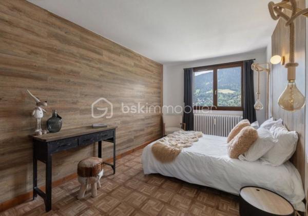 Situé au cœur de Megève, dans le secteur recherché du Villaret, cet appartement de 73 m², traversant et situé au troisième et dernier étage, offre un cadre de vie calme et privilégié, à proximité immédiate des commodités et des pistes.
À seulement 5 minutes à pied du ski-bus, le centre-ville de Megève est facilement accessible à pied. L’appartement bénéficie d’une vue spectaculaire sur le Mont-Blanc et la télécabine de Rochebrune, avec une belle luminosité tout au long de la journée grâce à sa double exposition.

DES PRESTATIONS HAUT DE GAMME
L’appartement a fait l’objet d’une rénovation complète en 2024 :
• Fenêtres neuves
• Plomberie entièrement refaite (réseau, chauffe-eau, robinetterie, WC)
• Électricité refaite à neuf
• Cuisine neuve entièrement équipée : réfrigérateur-congélateur, lave-vaisselle, plaque à induction, four, lave-linge et sèche-linge intégrés

Un cellier attenant à la cuisine de 2 m² (non compté en loi Carrez) complète l’ensemble et offre un espace de rangement appréciable.

AGENCEMENT & CONFORT
• Entrée avec nombreux placards de rangement
• Chambres spacieuses, également dotées de rangements intégrés
• Appartement très calme, lumineux et parfaitement fonctionnel

ANNEXES & STATIONNEMENT
• Cave de 6 m² en rez-de-chaussée, idéale pour le rangement des skis et vélos
• Nombreuses places de parking disponibles dans la copropriété
• Garage en option : 30 000 €

💎UN BIEN RARE À MEGÈVE
Idéal en résidence principale, secondaire ou investissement, cet appartement réunit un bel emplacement, dernier étage, rénovation récente et vue exceptionnelle.
.
.
