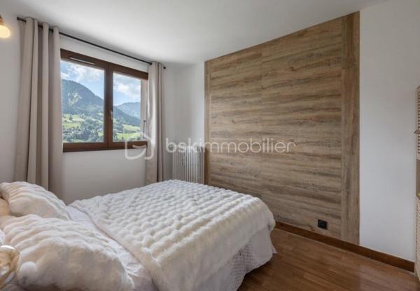 Situé au cœur de Megève, dans le secteur recherché du Villaret, cet appartement de 73 m², traversant et situé au troisième et dernier étage, offre un cadre de vie calme et privilégié, à proximité immédiate des commodités et des pistes.
À seulement 5 minutes à pied du ski-bus, le centre-ville de Megève est facilement accessible à pied. L’appartement bénéficie d’une vue spectaculaire sur le Mont-Blanc et la télécabine de Rochebrune, avec une belle luminosité tout au long de la journée grâce à sa double exposition.

DES PRESTATIONS HAUT DE GAMME
L’appartement a fait l’objet d’une rénovation complète en 2024 :
• Fenêtres neuves
• Plomberie entièrement refaite (réseau, chauffe-eau, robinetterie, WC)
• Électricité refaite à neuf
• Cuisine neuve entièrement équipée : réfrigérateur-congélateur, lave-vaisselle, plaque à induction, four, lave-linge et sèche-linge intégrés

Un cellier attenant à la cuisine de 2 m² (non compté en loi Carrez) complète l’ensemble et offre un espace de rangement appréciable.

AGENCEMENT & CONFORT
• Entrée avec nombreux placards de rangement
• Chambres spacieuses, également dotées de rangements intégrés
• Appartement très calme, lumineux et parfaitement fonctionnel

ANNEXES & STATIONNEMENT
• Cave de 6 m² en rez-de-chaussée, idéale pour le rangement des skis et vélos
• Nombreuses places de parking disponibles dans la copropriété
• Garage en option : 30 000 €

💎UN BIEN RARE À MEGÈVE
Idéal en résidence principale, secondaire ou investissement, cet appartement réunit un bel emplacement, dernier étage, rénovation récente et vue exceptionnelle.
.
.