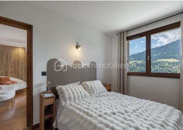 Situé au cœur de Megève, dans le secteur recherché du Villaret, cet appartement de 73 m², traversant et situé au troisième et dernier étage, offre un cadre de vie calme et privilégié, à proximité immédiate des commodités et des pistes.
À seulement 5 minutes à pied du ski-bus, le centre-ville de Megève est facilement accessible à pied. L’appartement bénéficie d’une vue spectaculaire sur le Mont-Blanc et la télécabine de Rochebrune, avec une belle luminosité tout au long de la journée grâce à sa double exposition.

DES PRESTATIONS HAUT DE GAMME
L’appartement a fait l’objet d’une rénovation complète en 2024 :
• Fenêtres neuves
• Plomberie entièrement refaite (réseau, chauffe-eau, robinetterie, WC)
• Électricité refaite à neuf
• Cuisine neuve entièrement équipée : réfrigérateur-congélateur, lave-vaisselle, plaque à induction, four, lave-linge et sèche-linge intégrés

Un cellier attenant à la cuisine de 2 m² (non compté en loi Carrez) complète l’ensemble et offre un espace de rangement appréciable.

AGENCEMENT & CONFORT
• Entrée avec nombreux placards de rangement
• Chambres spacieuses, également dotées de rangements intégrés
• Appartement très calme, lumineux et parfaitement fonctionnel

ANNEXES & STATIONNEMENT
• Cave de 6 m² en rez-de-chaussée, idéale pour le rangement des skis et vélos
• Nombreuses places de parking disponibles dans la copropriété
• Garage en option : 30 000 €

💎UN BIEN RARE À MEGÈVE
Idéal en résidence principale, secondaire ou investissement, cet appartement réunit un bel emplacement, dernier étage, rénovation récente et vue exceptionnelle.
.
.