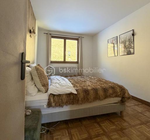 Situé au cœur de Megève, dans le secteur recherché du Villaret, cet appartement de 73 m², traversant et situé au troisième et dernier étage, offre un cadre de vie calme et privilégié, à proximité immédiate des commodités et des pistes.
À seulement 5 minutes à pied du ski-bus, le centre-ville de Megève est facilement accessible à pied. L’appartement bénéficie d’une vue spectaculaire sur le Mont-Blanc et la télécabine de Rochebrune, avec une belle luminosité tout au long de la journée grâce à sa double exposition.

DES PRESTATIONS HAUT DE GAMME
L’appartement a fait l’objet d’une rénovation complète en 2024 :
• Fenêtres neuves
• Plomberie entièrement refaite (réseau, chauffe-eau, robinetterie, WC)
• Électricité refaite à neuf
• Cuisine neuve entièrement équipée : réfrigérateur-congélateur, lave-vaisselle, plaque à induction, four, lave-linge et sèche-linge intégrés

Un cellier attenant à la cuisine de 2 m² (non compté en loi Carrez) complète l’ensemble et offre un espace de rangement appréciable.

AGENCEMENT & CONFORT
• Entrée avec nombreux placards de rangement
• Chambres spacieuses, également dotées de rangements intégrés
• Appartement très calme, lumineux et parfaitement fonctionnel

ANNEXES & STATIONNEMENT
• Cave de 6 m² en rez-de-chaussée, idéale pour le rangement des skis et vélos
• Nombreuses places de parking disponibles dans la copropriété
• Garage en option : 30 000 €

💎UN BIEN RARE À MEGÈVE
Idéal en résidence principale, secondaire ou investissement, cet appartement réunit un bel emplacement, dernier étage, rénovation récente et vue exceptionnelle.
.
.