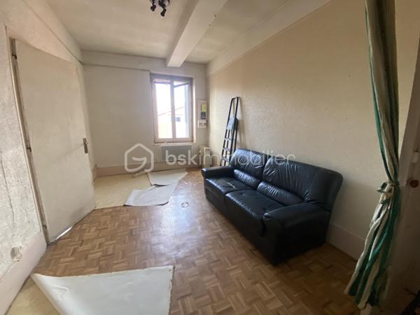 Vous souhaitez investir ou habiter dans une petite copropriété avec très peu de charges au cœur du bourg de Caluire? 
Vous aimez les travaux? 
Cet appartement de type T1bis est fait pour vous. 
Dans une copropriété de 8 lots, cet appartement de 35m2 lumineux situé au 2ème et dernier étage sans ascenseur est idéal pour un investissement ou premier achat. 
L'emplacement est idéal, proche de toutes les commodités. 
Il se compose: 
- d'une entrée avec emplacement pour faire un placard
- d'une salle d'eau avec WC 
- d'une cuisine équipée ouverte sur le salon
- d'une alcôve pour y installer votre chambre

L'appartement est vendu avec une place de parking privative, atout majeur dans le quartier. 

Côté prestations: 
- fenêtre double vitrage PVC + persienne ( à changer)
- chauffage individuel électrique
- Charges annuelles de copropriété environ 400€ à l'année
- DPE en D

Après une rénovation complète cet appartement vous révélera tout son potentiel. 
A visiter sans tarder!
