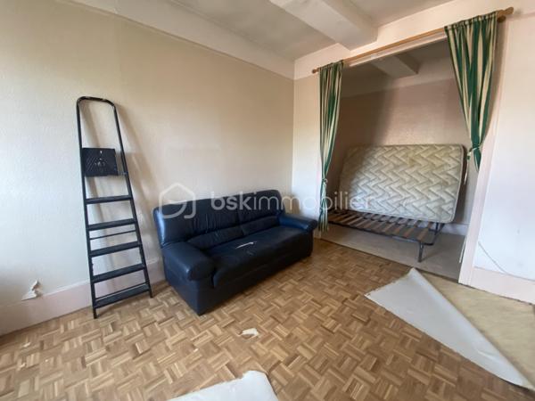 Vous souhaitez investir ou habiter dans une petite copropriété avec très peu de charges au cœur du bourg de Caluire? 
Vous aimez les travaux? 
Cet appartement de type T1bis est fait pour vous. 
Dans une copropriété de 8 lots, cet appartement de 35m2 lumineux situé au 2ème et dernier étage sans ascenseur est idéal pour un investissement ou premier achat. 
L'emplacement est idéal, proche de toutes les commodités. 
Il se compose: 
- d'une entrée avec emplacement pour faire un placard
- d'une salle d'eau avec WC 
- d'une cuisine équipée ouverte sur le salon
- d'une alcôve pour y installer votre chambre

L'appartement est vendu avec une place de parking privative, atout majeur dans le quartier. 

Côté prestations: 
- fenêtre double vitrage PVC + persienne ( à changer)
- chauffage individuel électrique
- Charges annuelles de copropriété environ 400€ à l'année
- DPE en D

Après une rénovation complète cet appartement vous révélera tout son potentiel. 
A visiter sans tarder!