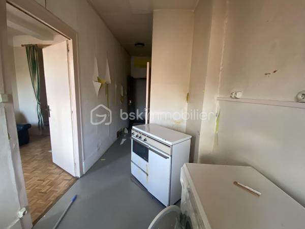Vous souhaitez investir ou habiter dans une petite copropriété avec très peu de charges au cœur du bourg de Caluire? 
Vous aimez les travaux? 
Cet appartement de type T1bis est fait pour vous. 
Dans une copropriété de 8 lots, cet appartement de 35m2 lumineux situé au 2ème et dernier étage sans ascenseur est idéal pour un investissement ou premier achat. 
L'emplacement est idéal, proche de toutes les commodités. 
Il se compose: 
- d'une entrée avec emplacement pour faire un placard
- d'une salle d'eau avec WC 
- d'une cuisine équipée ouverte sur le salon
- d'une alcôve pour y installer votre chambre

L'appartement est vendu avec une place de parking privative, atout majeur dans le quartier. 

Côté prestations: 
- fenêtre double vitrage PVC + persienne ( à changer)
- chauffage individuel électrique
- Charges annuelles de copropriété environ 400€ à l'année
- DPE en D

Après une rénovation complète cet appartement vous révélera tout son potentiel. 
A visiter sans tarder!