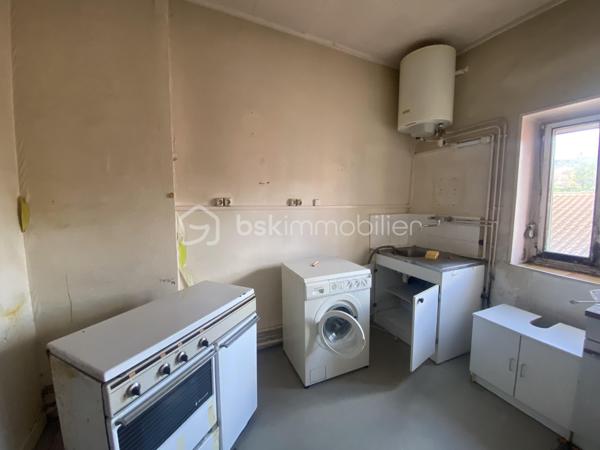 Vous souhaitez investir ou habiter dans une petite copropriété avec très peu de charges au cœur du bourg de Caluire? 
Vous aimez les travaux? 
Cet appartement de type T1bis est fait pour vous. 
Dans une copropriété de 8 lots, cet appartement de 35m2 lumineux situé au 2ème et dernier étage sans ascenseur est idéal pour un investissement ou premier achat. 
L'emplacement est idéal, proche de toutes les commodités. 
Il se compose: 
- d'une entrée avec emplacement pour faire un placard
- d'une salle d'eau avec WC 
- d'une cuisine équipée ouverte sur le salon
- d'une alcôve pour y installer votre chambre

L'appartement est vendu avec une place de parking privative, atout majeur dans le quartier. 

Côté prestations: 
- fenêtre double vitrage PVC + persienne ( à changer)
- chauffage individuel électrique
- Charges annuelles de copropriété environ 400€ à l'année
- DPE en D

Après une rénovation complète cet appartement vous révélera tout son potentiel. 
A visiter sans tarder!