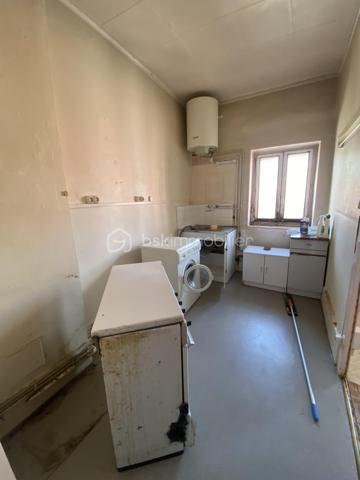 Vous souhaitez investir ou habiter dans une petite copropriété avec très peu de charges au cœur du bourg de Caluire? 
Vous aimez les travaux? 
Cet appartement de type T1bis est fait pour vous. 
Dans une copropriété de 8 lots, cet appartement de 35m2 lumineux situé au 2ème et dernier étage sans ascenseur est idéal pour un investissement ou premier achat. 
L'emplacement est idéal, proche de toutes les commodités. 
Il se compose: 
- d'une entrée avec emplacement pour faire un placard
- d'une salle d'eau avec WC 
- d'une cuisine équipée ouverte sur le salon
- d'une alcôve pour y installer votre chambre

L'appartement est vendu avec une place de parking privative, atout majeur dans le quartier. 

Côté prestations: 
- fenêtre double vitrage PVC + persienne ( à changer)
- chauffage individuel électrique
- Charges annuelles de copropriété environ 400€ à l'année
- DPE en D

Après une rénovation complète cet appartement vous révélera tout son potentiel. 
A visiter sans tarder!