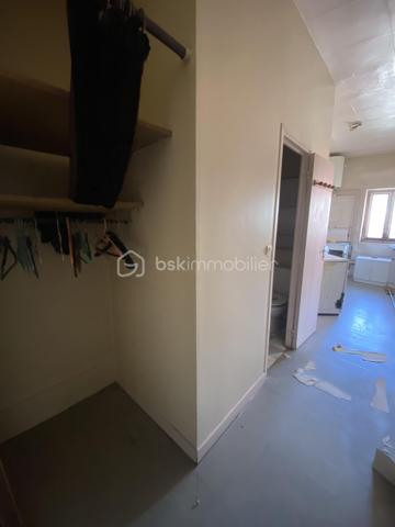 Vous souhaitez investir ou habiter dans une petite copropriété avec très peu de charges au cœur du bourg de Caluire? 
Vous aimez les travaux? 
Cet appartement de type T1bis est fait pour vous. 
Dans une copropriété de 8 lots, cet appartement de 35m2 lumineux situé au 2ème et dernier étage sans ascenseur est idéal pour un investissement ou premier achat. 
L'emplacement est idéal, proche de toutes les commodités. 
Il se compose: 
- d'une entrée avec emplacement pour faire un placard
- d'une salle d'eau avec WC 
- d'une cuisine équipée ouverte sur le salon
- d'une alcôve pour y installer votre chambre

L'appartement est vendu avec une place de parking privative, atout majeur dans le quartier. 

Côté prestations: 
- fenêtre double vitrage PVC + persienne ( à changer)
- chauffage individuel électrique
- Charges annuelles de copropriété environ 400€ à l'année
- DPE en D

Après une rénovation complète cet appartement vous révélera tout son potentiel. 
A visiter sans tarder!